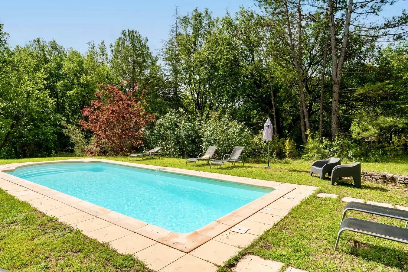 Piscine du domaine au milieu des arbres