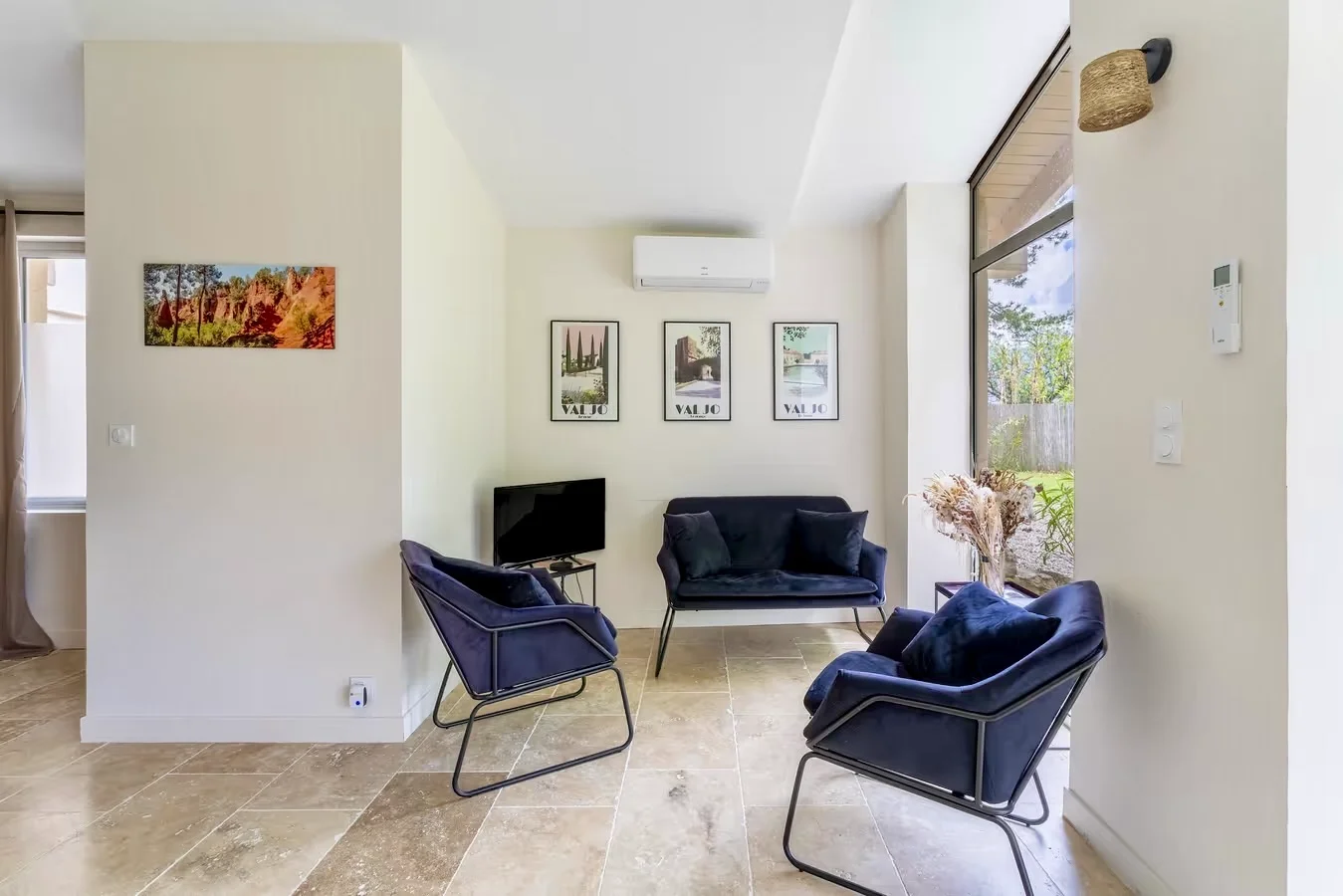 Coin salon avec fauteuils et télévision