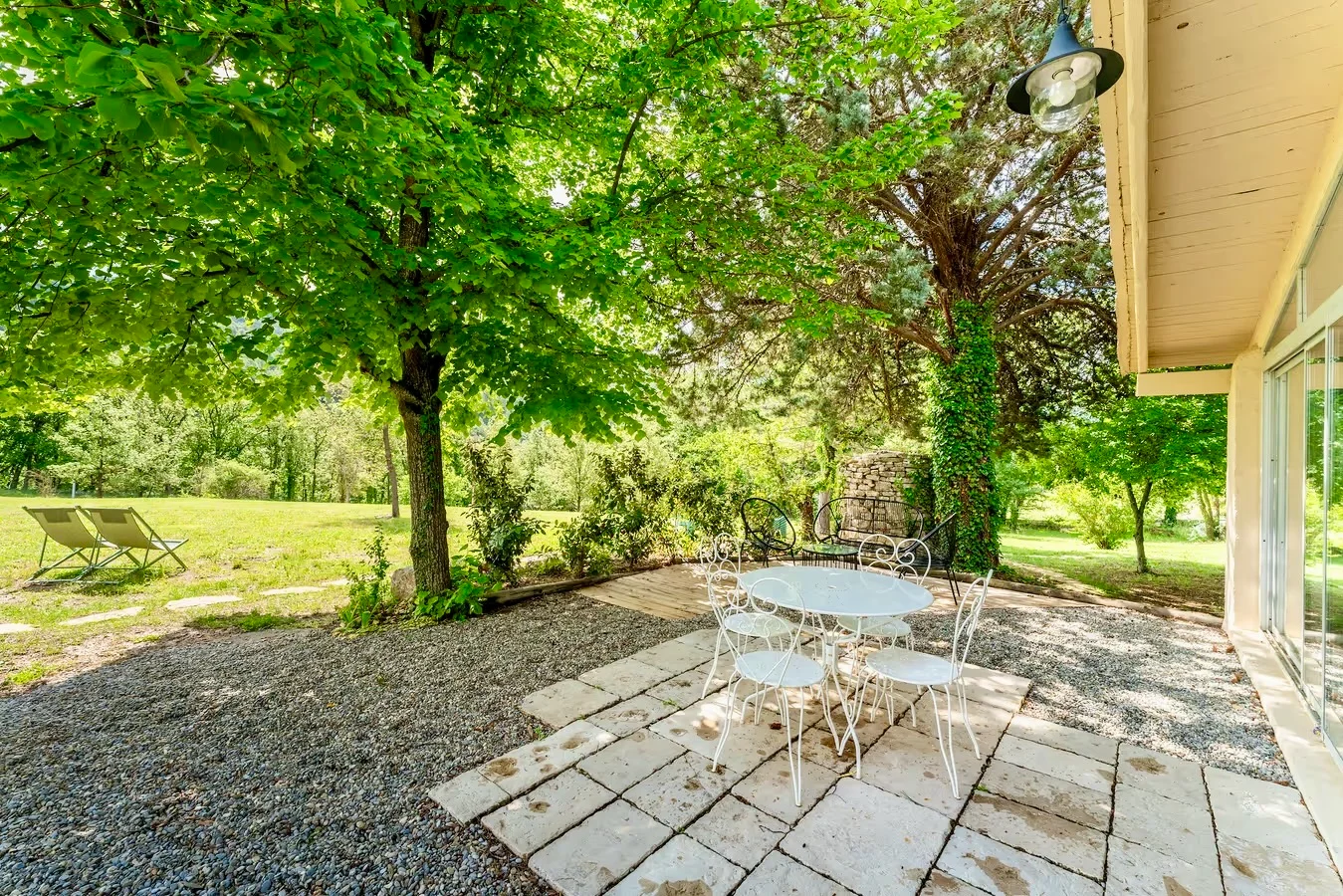Terrasse ombragée sous les grands arbres