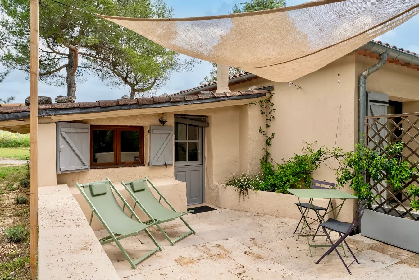 Terrasse du gîte Sous-les-Pins