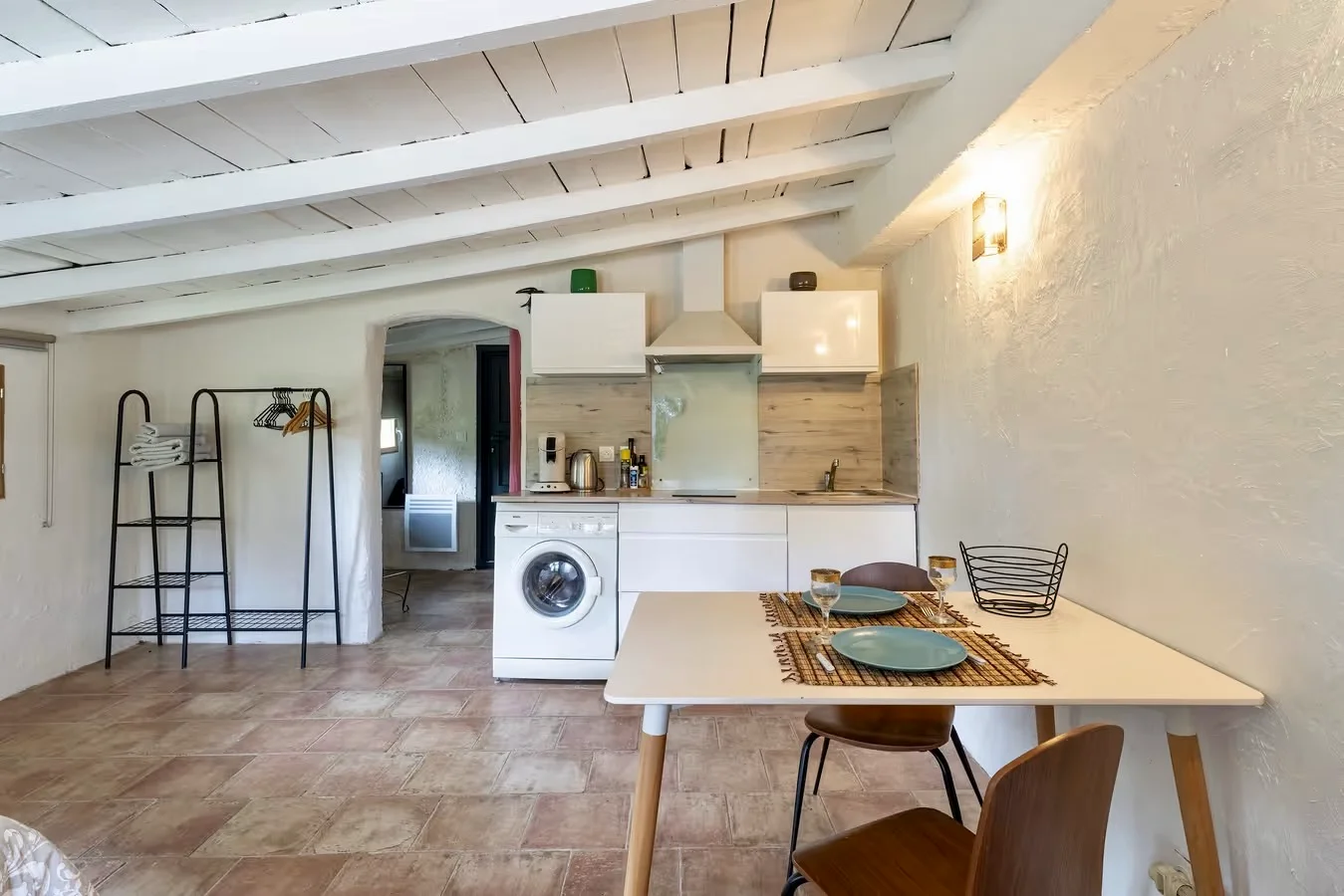 Coin repas ouvert sur la cuisine