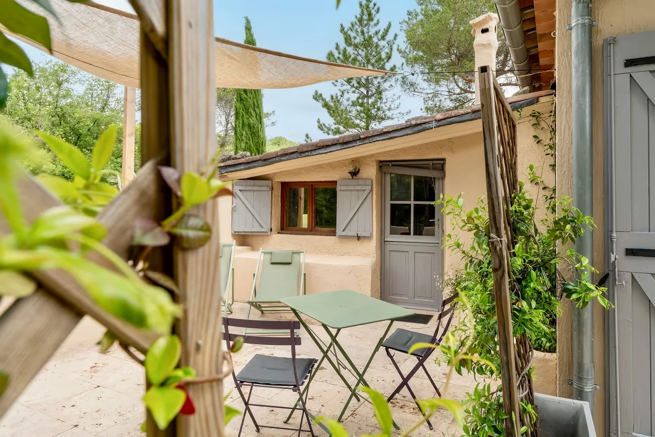 Terrasse ombragée et entrée du gîte